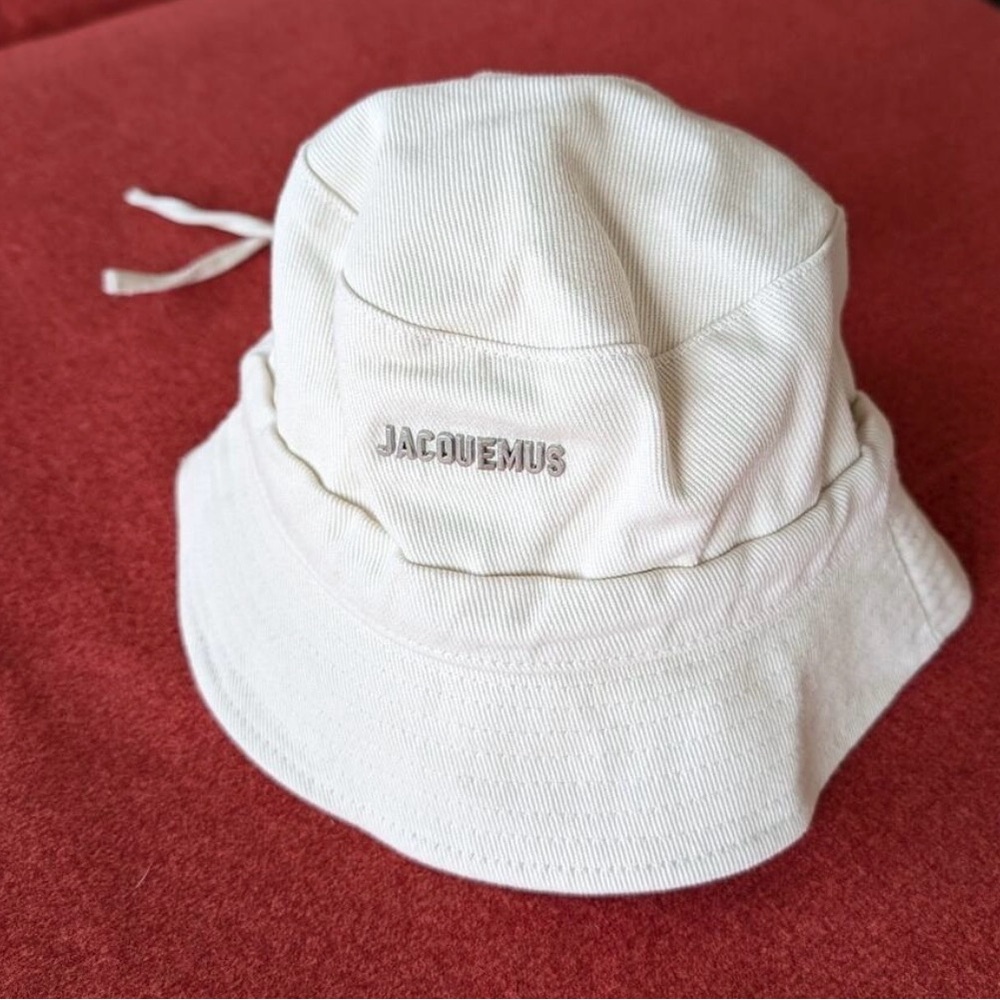 JACQUEMUS Le Bob Gadjo Tie-detail Logo Cotton Bucket Hat In Off White 56